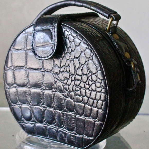 Round suitcase hotsell